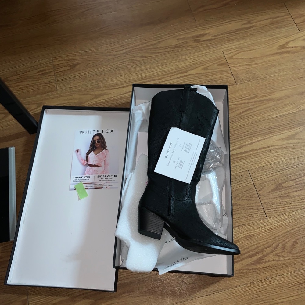 BNWT BLACK COWGIRL BOOTS!